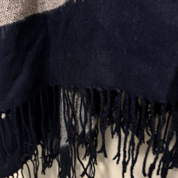 NWOT Uniqlo Women 2 Way Stole Black Grey Color Block Acrylic Fringe Shawl 8 - Picture 3 of 9